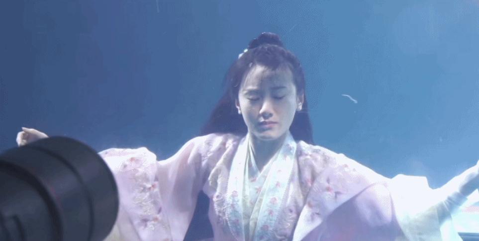 她被誉为神颜小花被李冰冰力捧,她曾被誉为娱乐圈校花