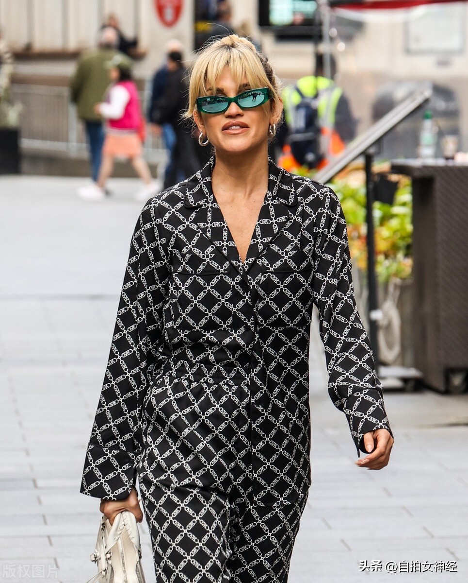 阿什利罗伯茨蓝色连衣裙 (阿什利罗伯茨黑色工装裤)