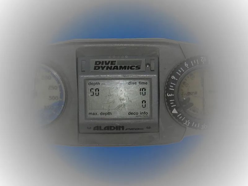 年薪10万每天加班你愿意干吗,月薪20万一天赚多少