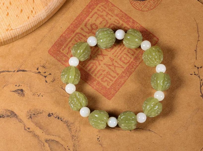 黄口料手串的价位,黄口料和田玉手串