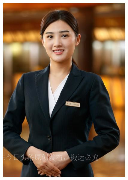 我和朋友吃饭，女服务员打翻一盆菜，我发现，女服务员状态不对