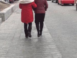 冰糕掉了一半,冰糕化在地上干了怎么清理