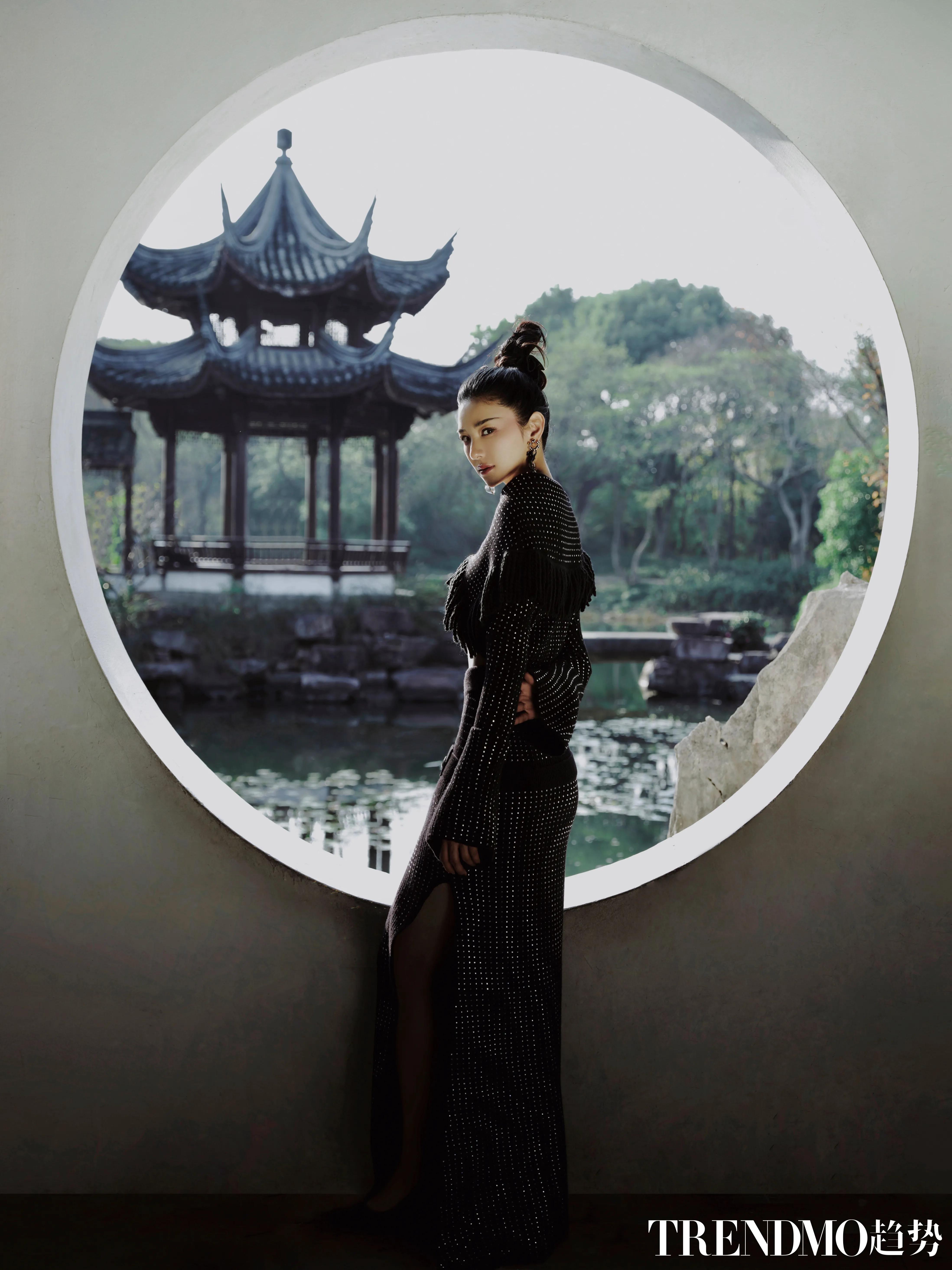 黄奕穿丝绒裙图片,黄奕穿灰红色丝绸裙子