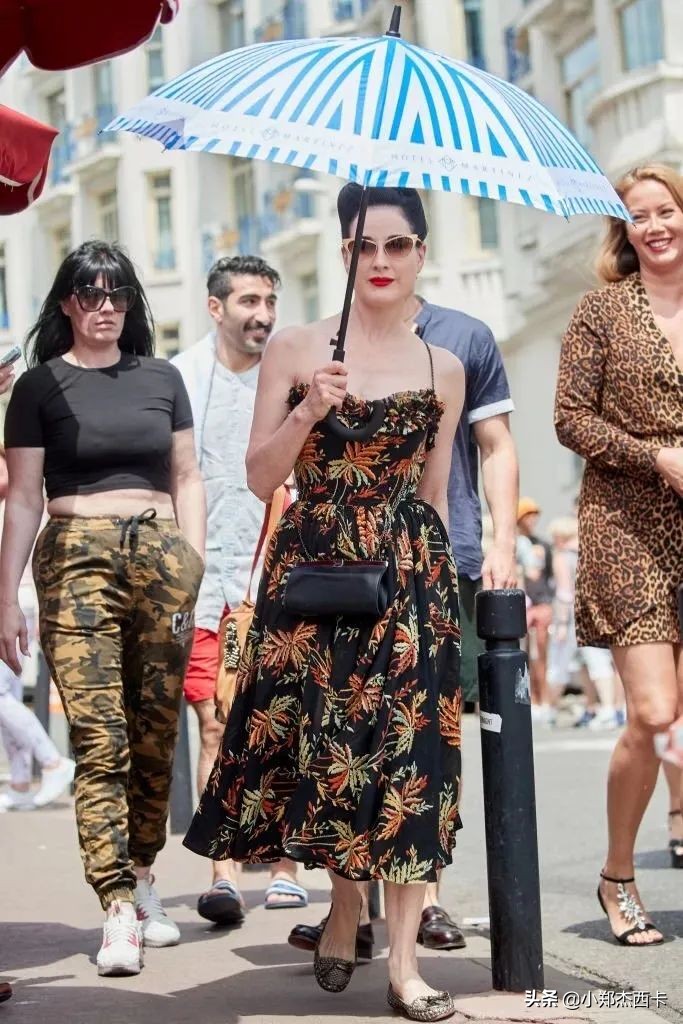 梅根上街恶搞引发网友吐槽,梅根被恶搞合集