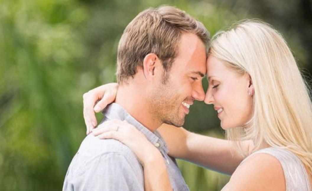 老婆偷看老公手机侵犯隐私吗,老公偷看老婆的手机算违法吗