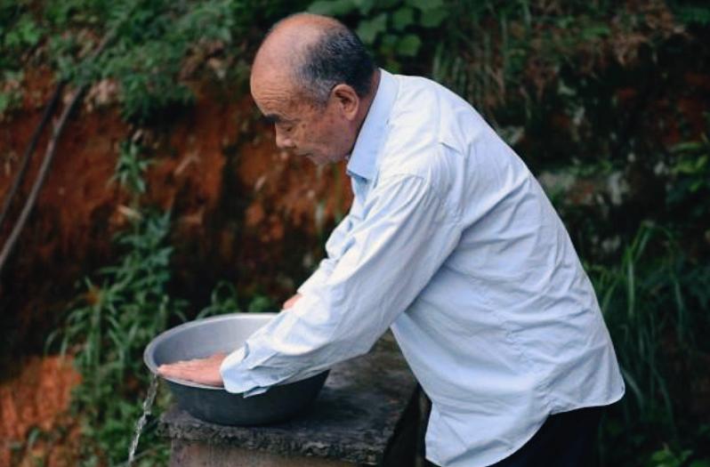 纪实：村里的神棍龚四，他一生招摇撞骗，全家人惨遭恶果