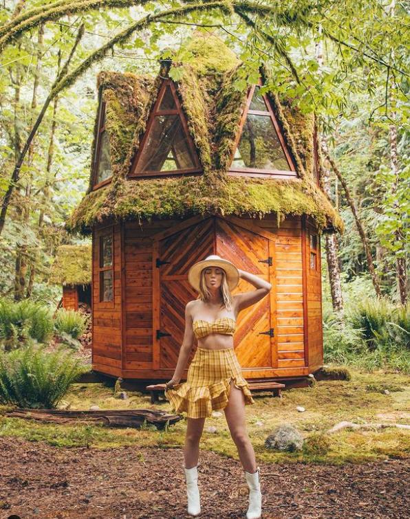 两位情侣在森林中搭个帐篷,一对情侣在大山深处打造的家