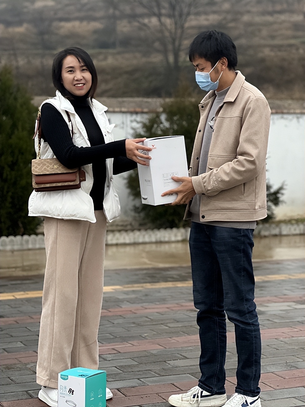 “乡村振兴你我同行”——张家川县文体广电和旅游局向帮扶村学校捐赠学习体育用品