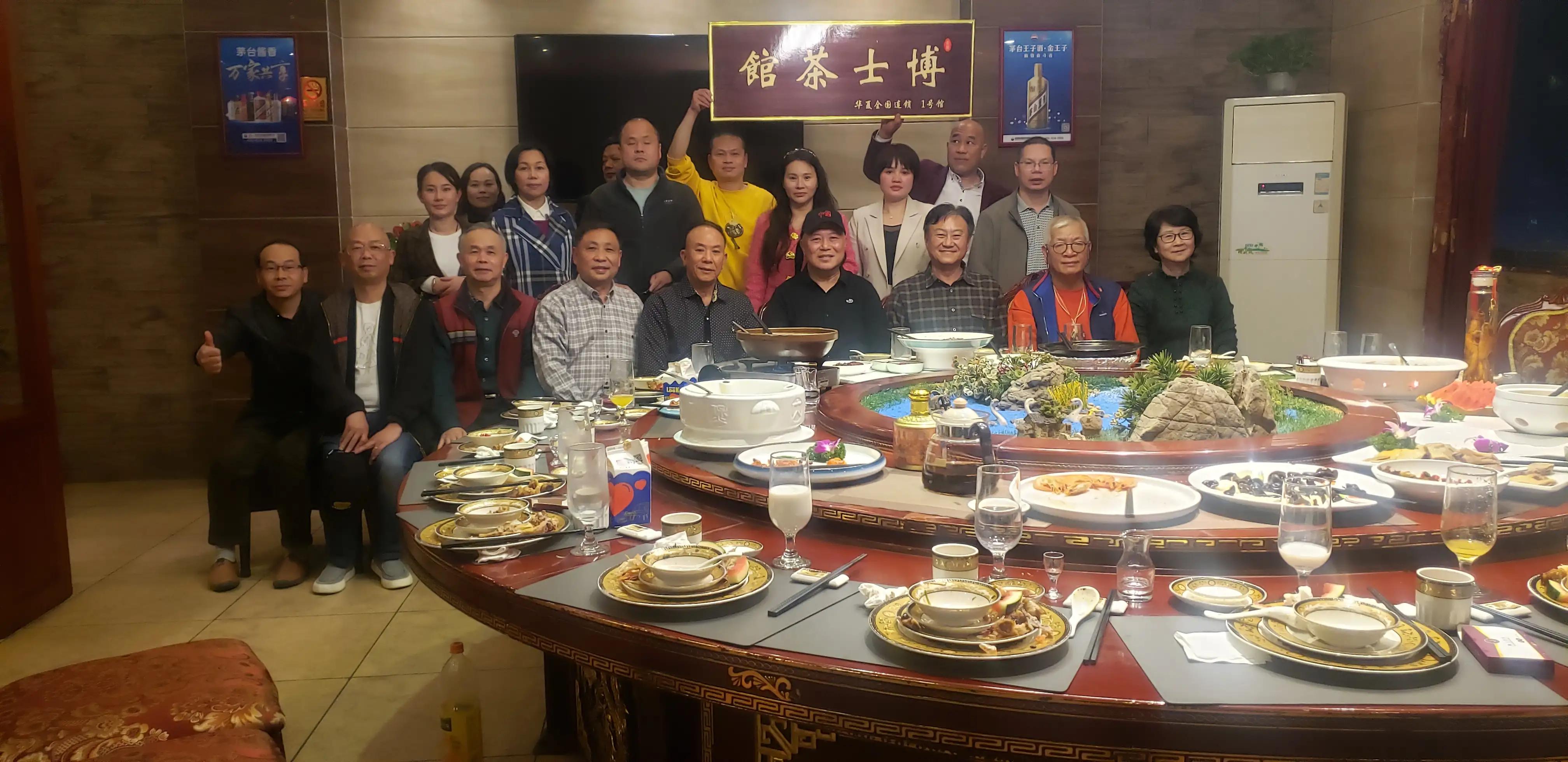 华夏医药李程远董事长向南宁明德医院李德来院长介绍博士茶馆