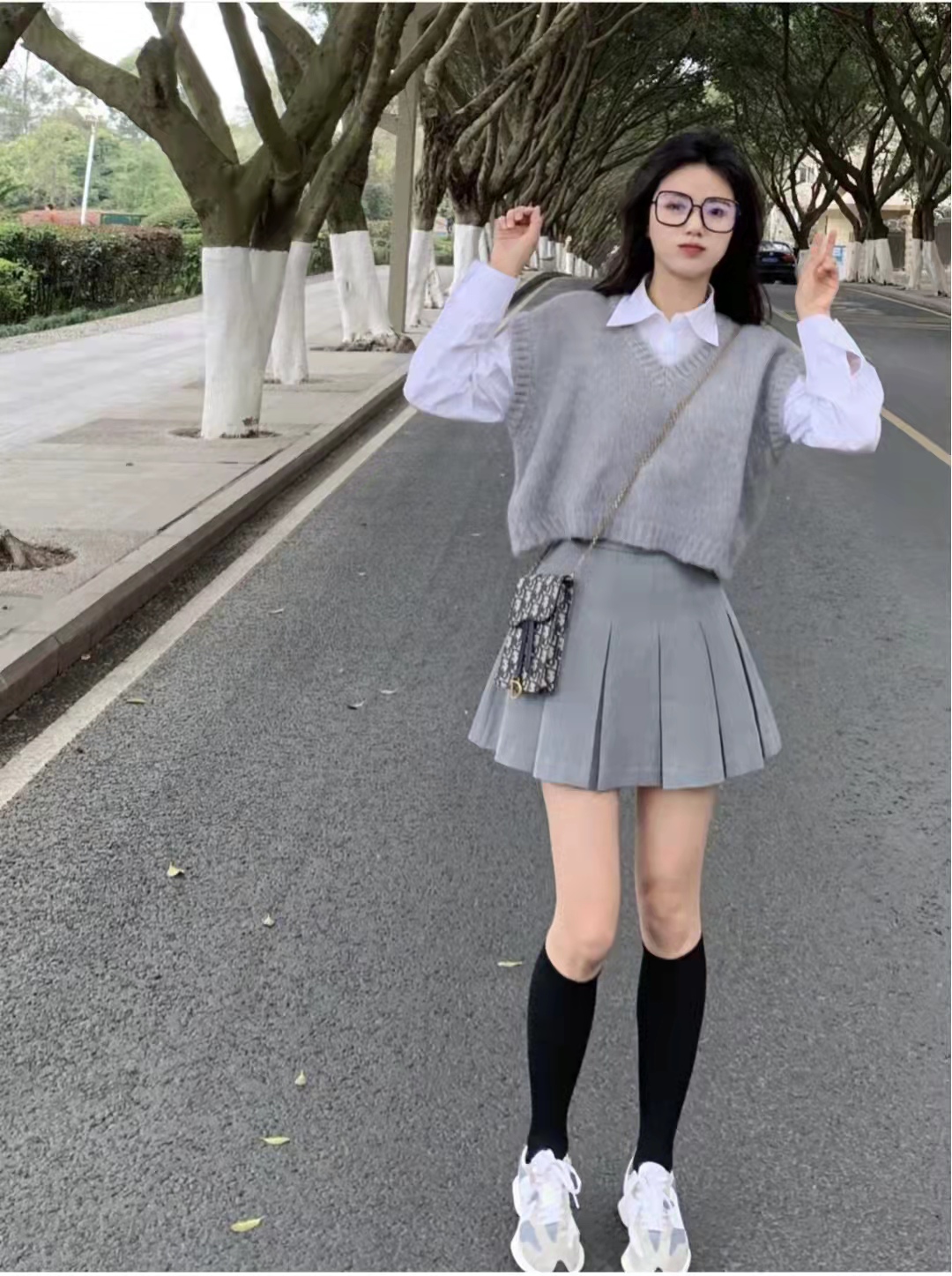 黑色卫衣和灰色百褶短裙搭配图片,灰色百褶裙搭配什么上衣好看