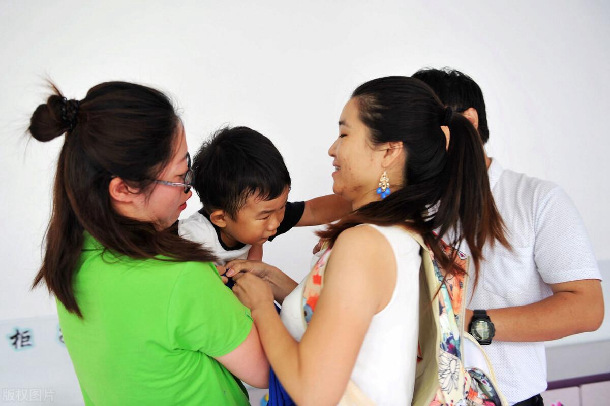 幼儿入园哭闹不想上幼儿园怎么办,幼儿园新生入园哭闹老师哄娃技巧