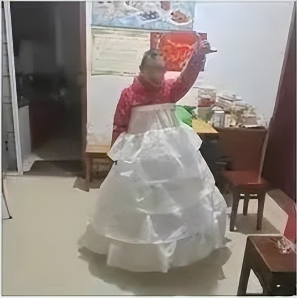 近日江苏一男子从某平台19.8网购了一套婚纱，仅为实现一个愿望