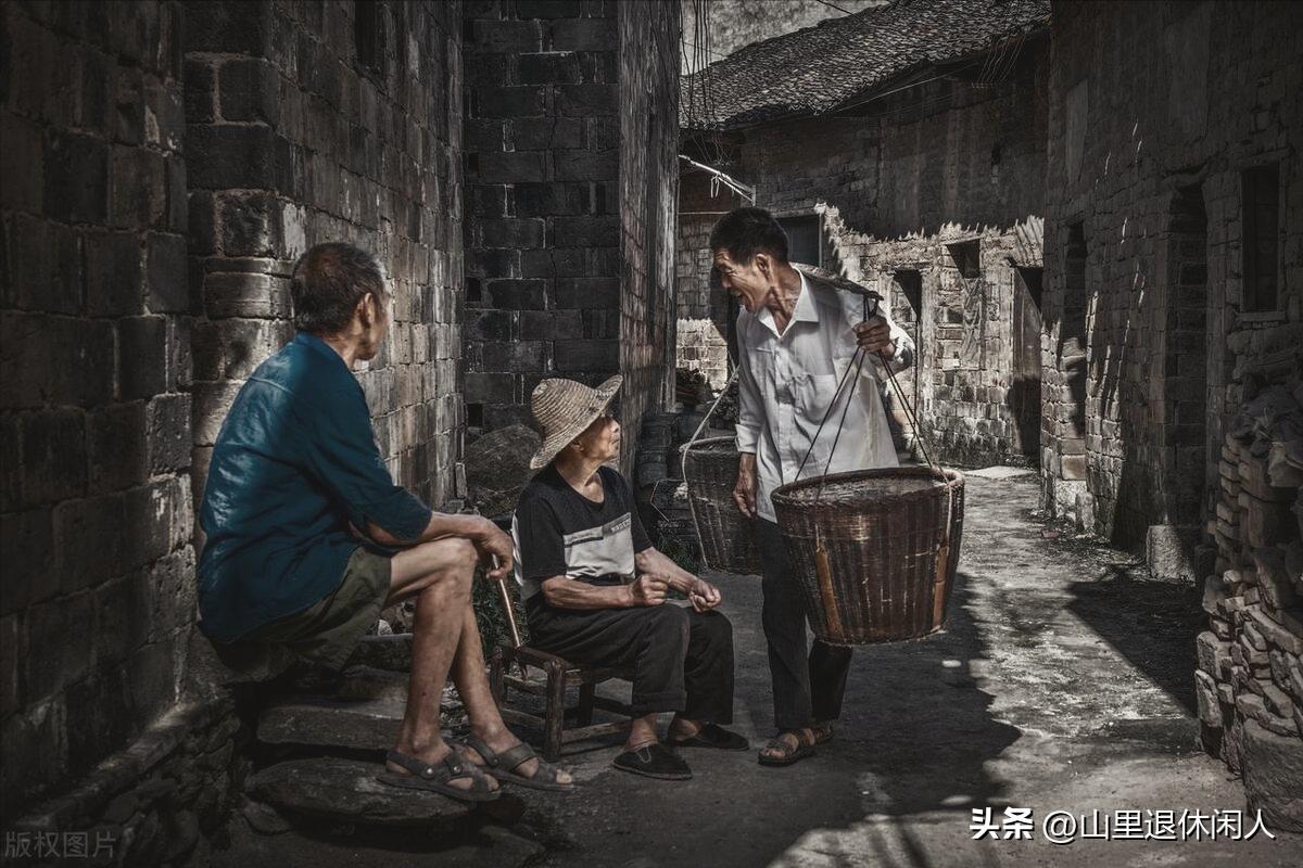 儿子月薪5千父母非得对外说,儿子月薪过万父母对外说几千