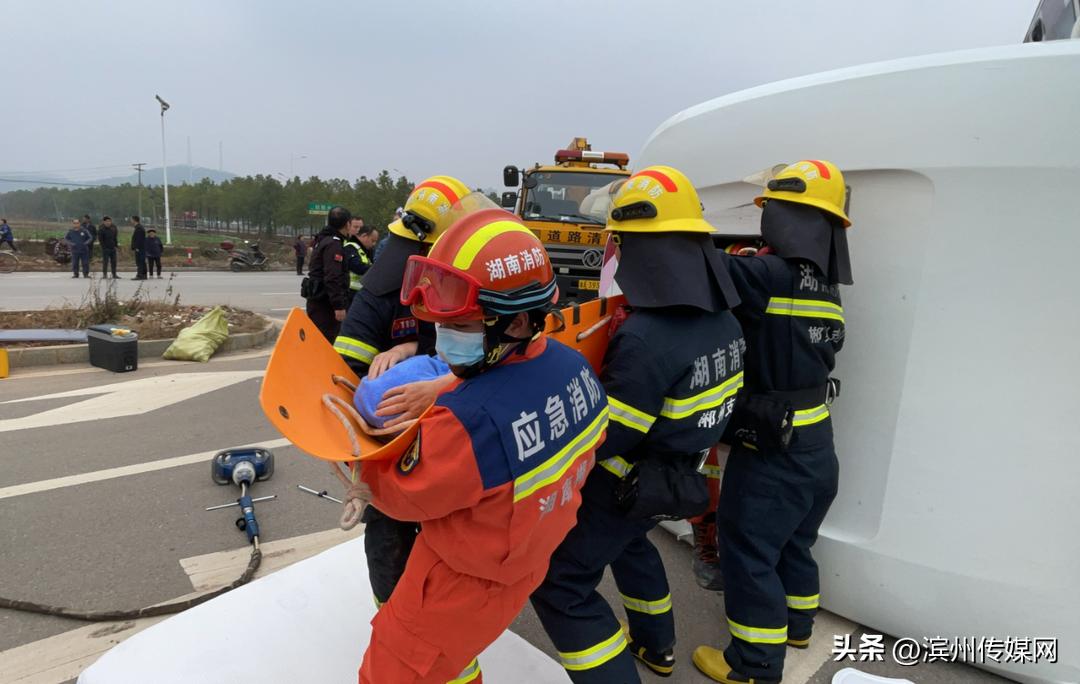 车祸现场未撤离男子被撞下桥,男子车祸后未撤离被撞飞下桥