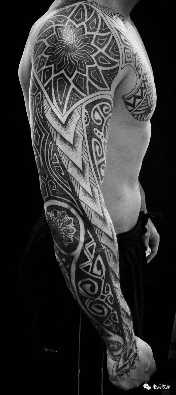 花臂纹身彩臂,花臂一次性纹好还是分次纹好