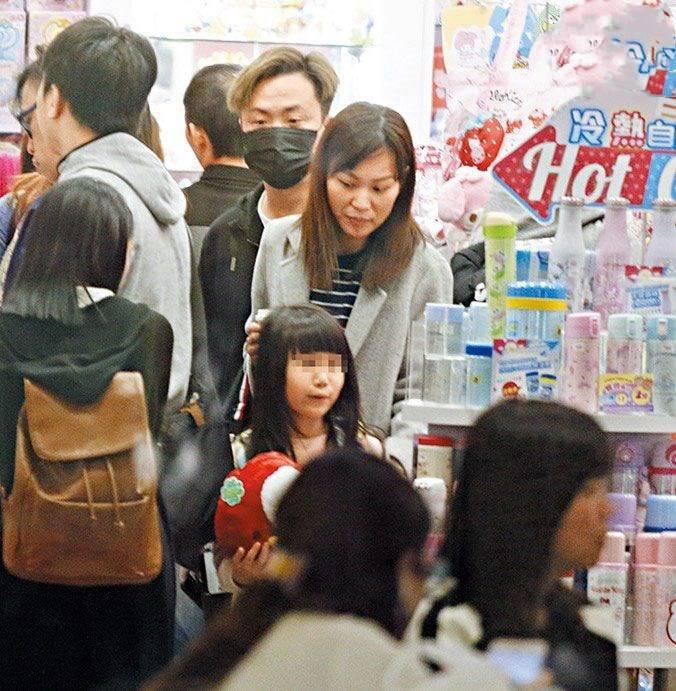 “港圈太子爷”街上收破烂，一天只赚60块！