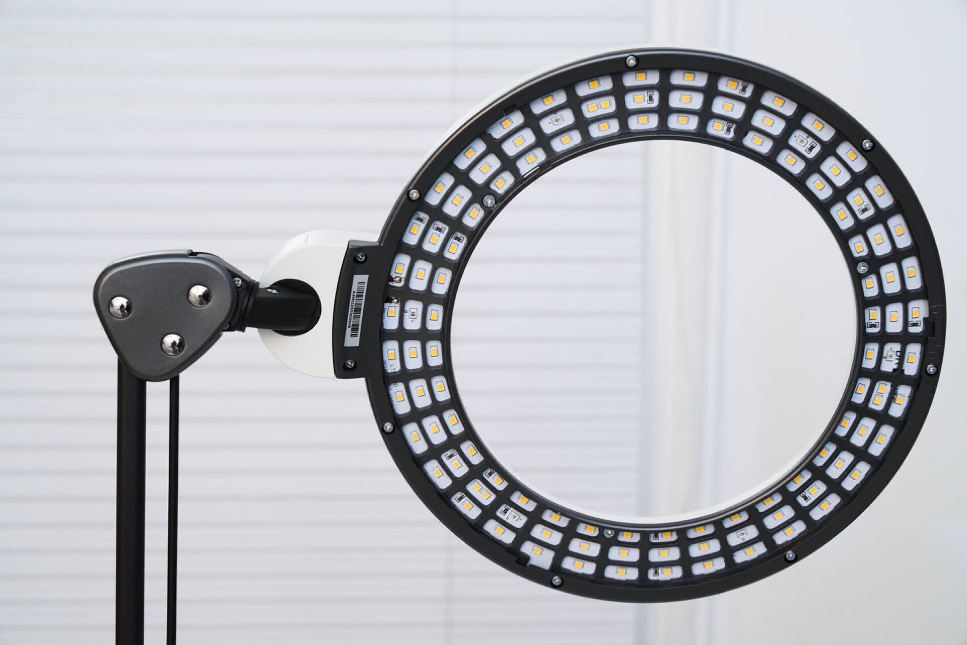 爱德华护眼灯真的有用吗,爱德华红光护眼灯对眼睛有伤害吗