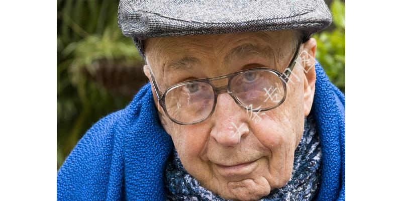 “姐，妈住院了，给5万”“你啥时候换妈了？我陪我妈逛街呢”