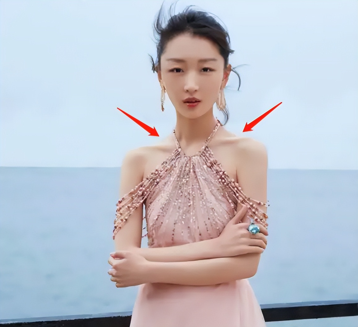 脖子青筋暴起、胸部瘦成排骨，这8位女明星的审美太畸形了