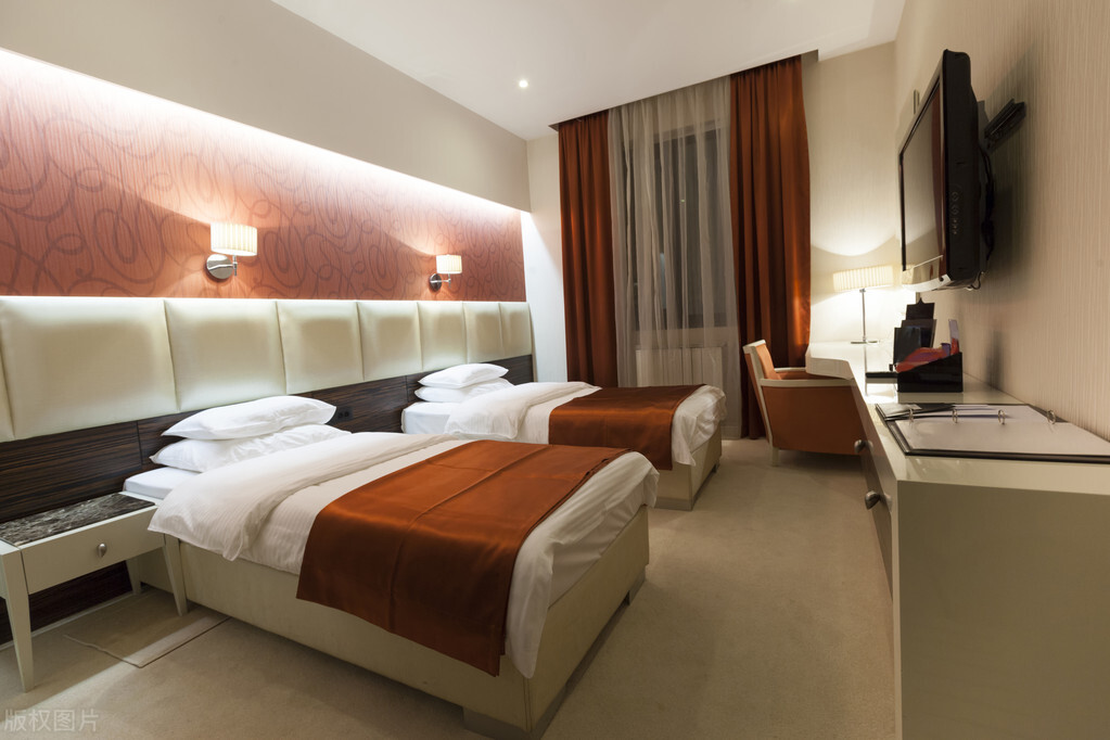 住酒店可以同父母同住一个标间吗,订酒店大床房允许住一家四口吗