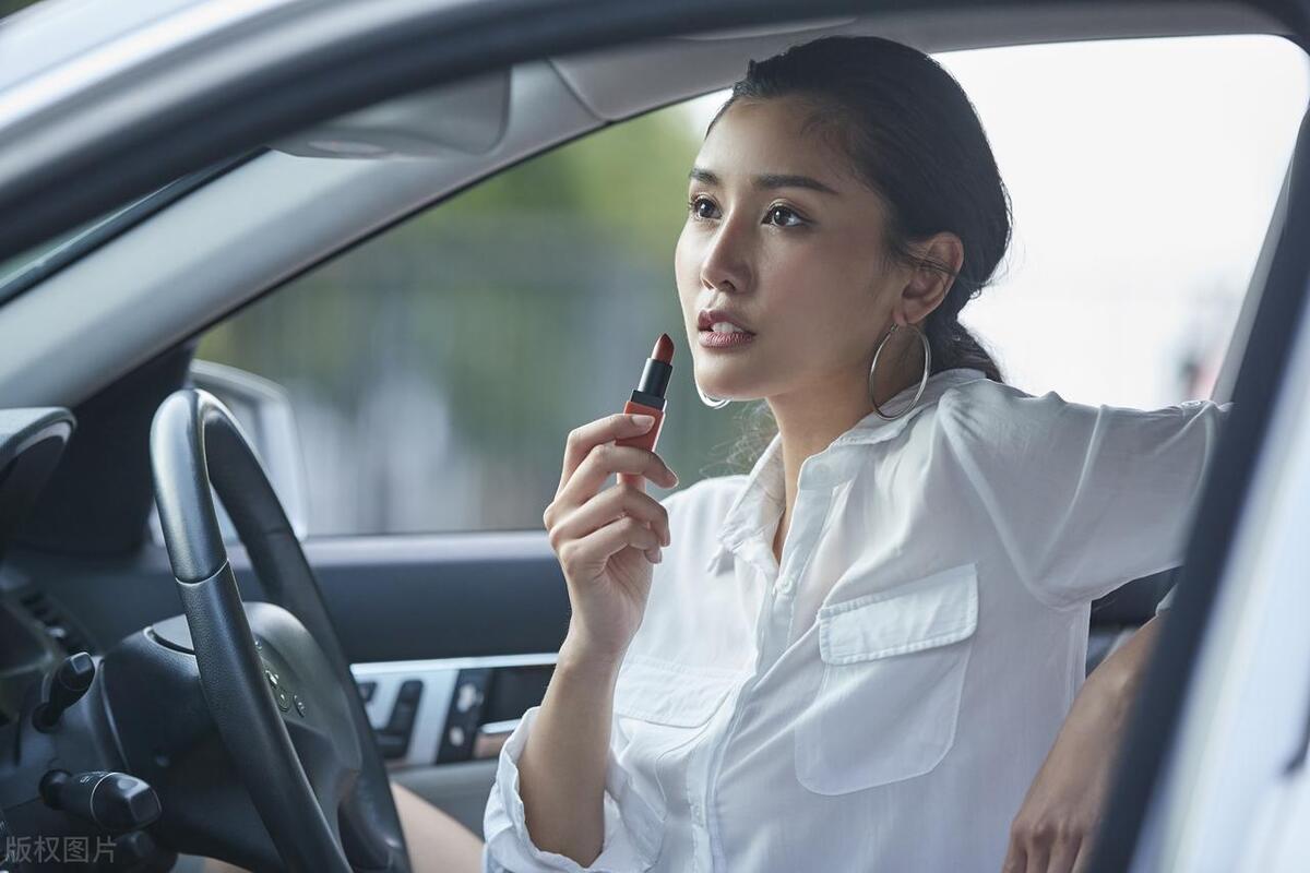 在老公车里发现了一支口红,在老公车里发现口红