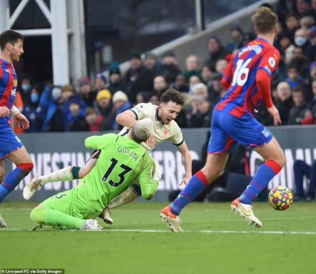 维埃拉红牌罚下,维埃拉犯规