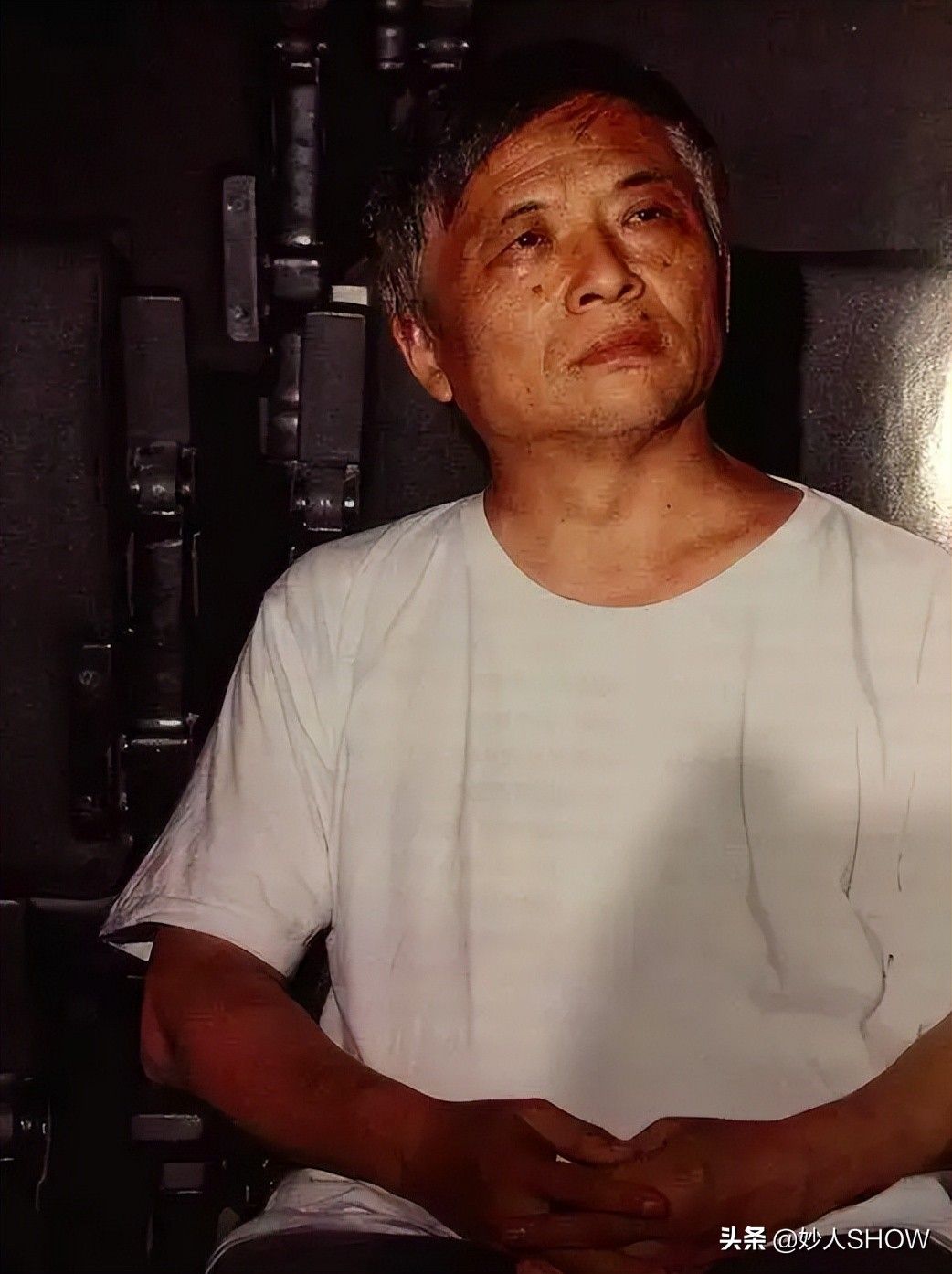 70岁知名艺术家翻车，被曝骚扰多位年轻男女，奇葩恶癖令人恶心