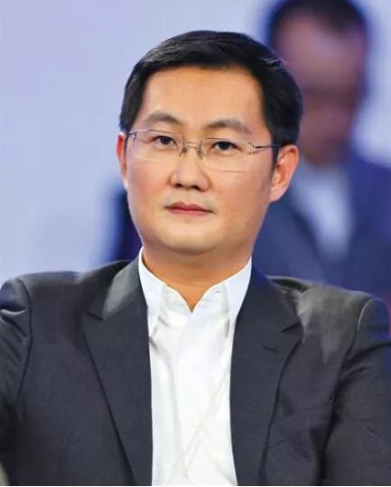 马化腾——QQ创始人，被女主持拥抱后，害羞得涨红了脸