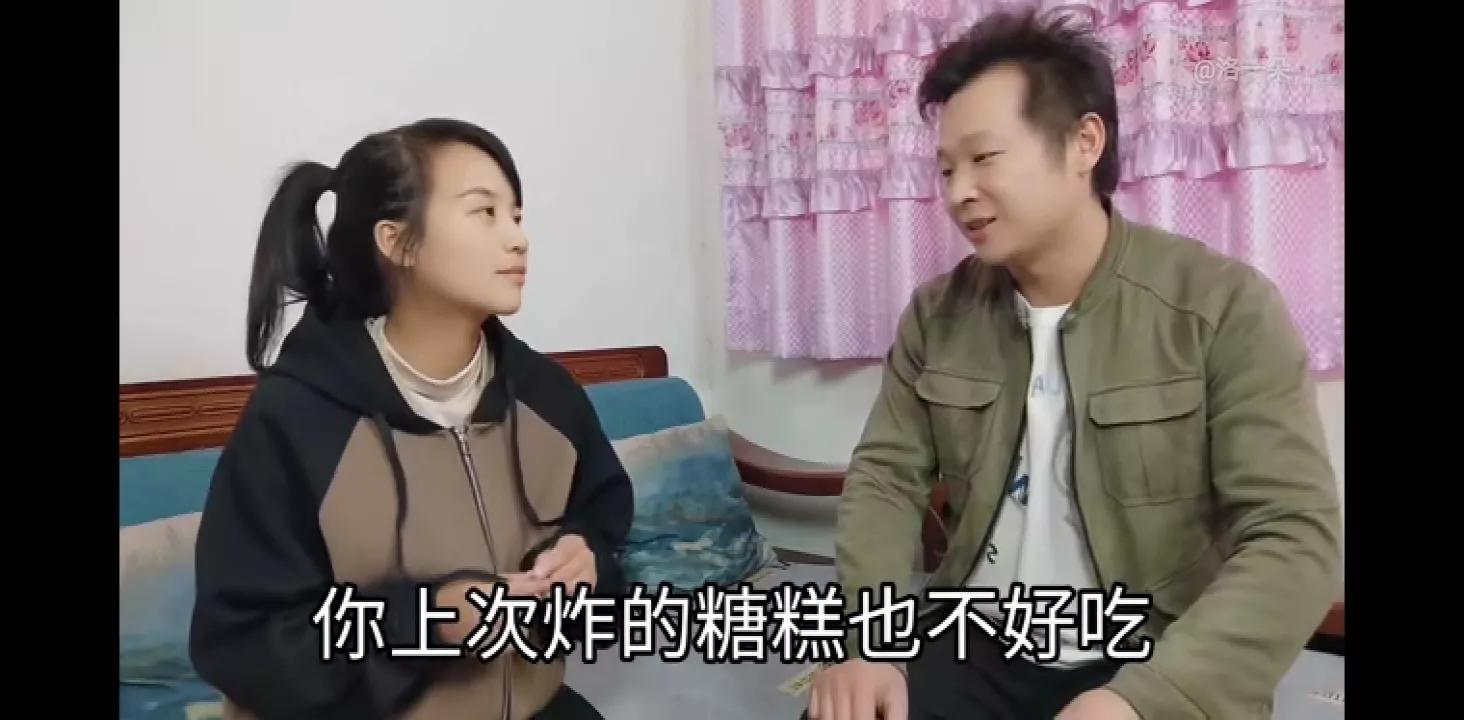 一朵在家里沙发后发现五千元，这次朵错怪奇，是奇妈昨天偷放的