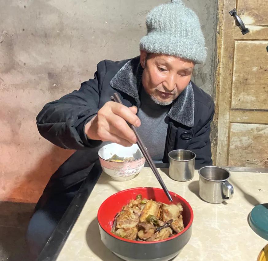 吃完海鲜全身痛,吃完海鲜后腹痛死亡