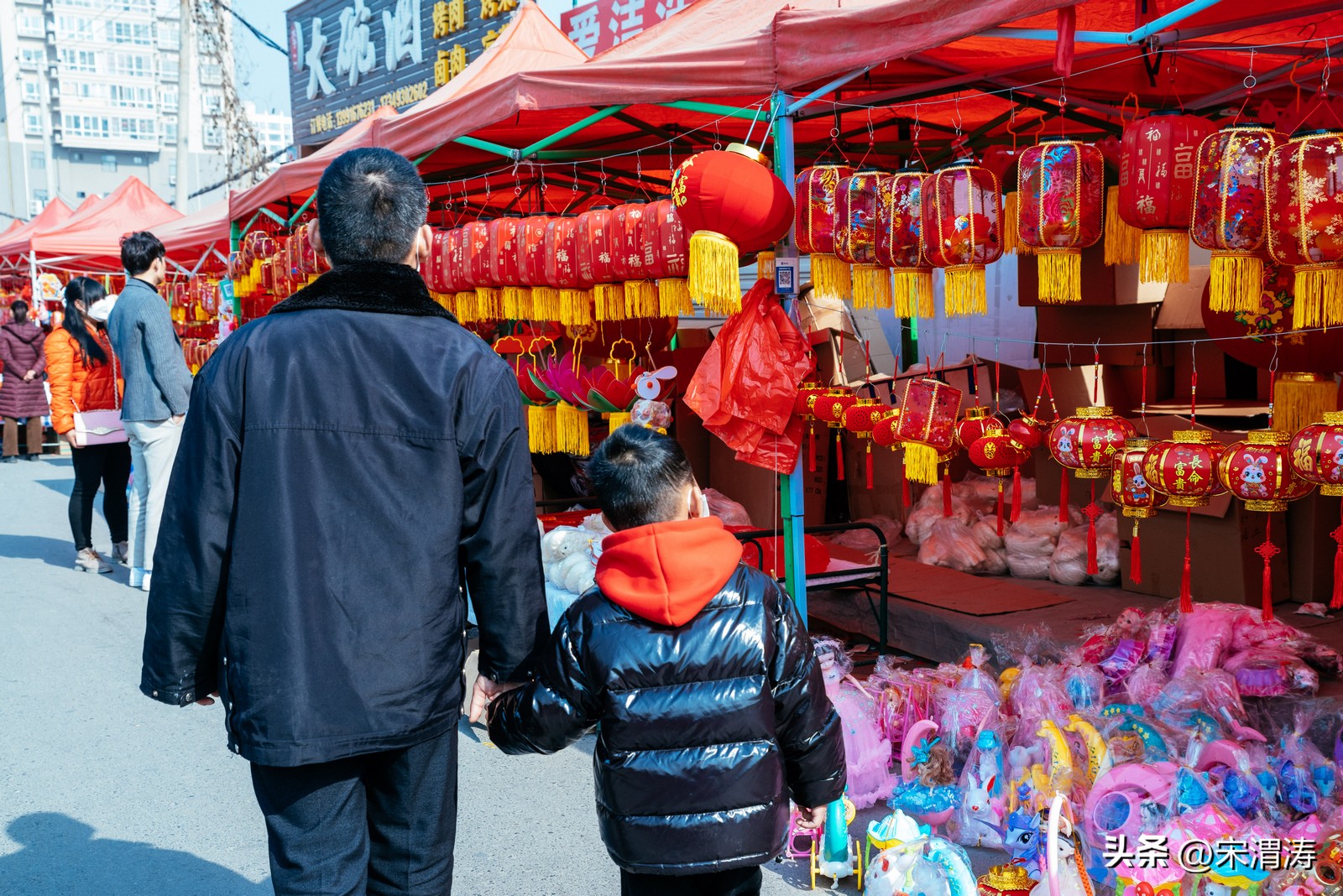 陕西渭南：红红火火络绎不绝的西三路灯笼市场图纪