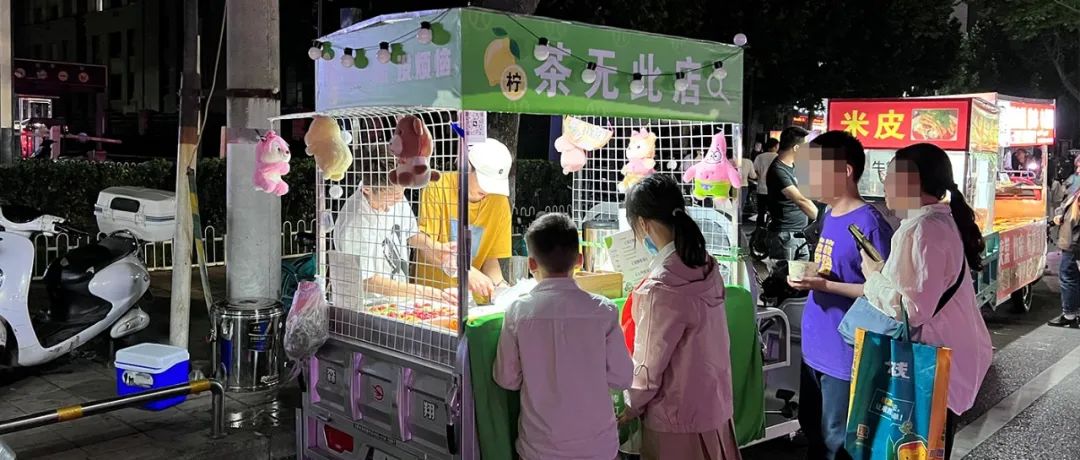 摆摊卖小吃年入百万,摆摊卖奶茶简单容易上手的