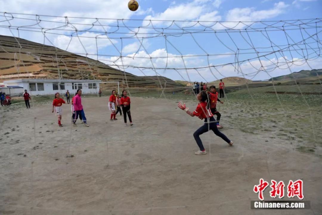 一双球鞋一人一只，凑成“黄金左右脚”！没有什么能够阻挡“运动小子”们的热爱