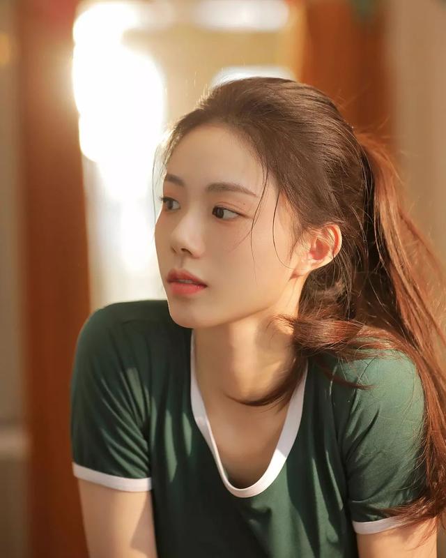 夏季短裤短袖运动风格穿搭,简约运动短裤与白t搭配