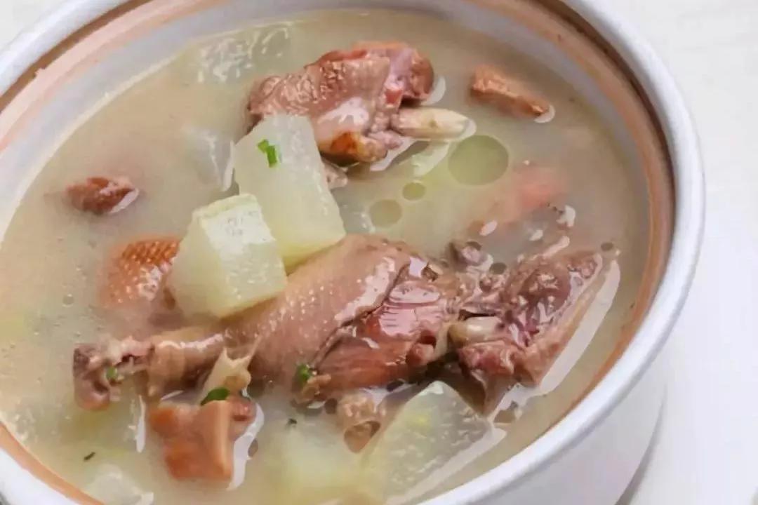夏天冬瓜煲鸭汤的做法,适合夏天喝的冬瓜素汤