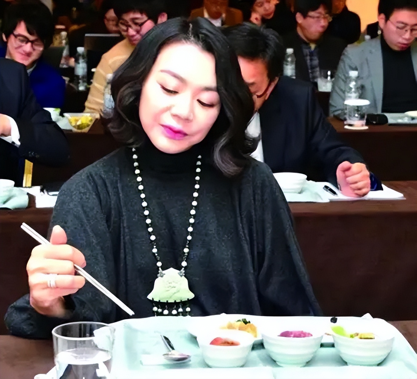 赵显娥让空姐下跪道歉视频,赵显娥逼停飞机事件