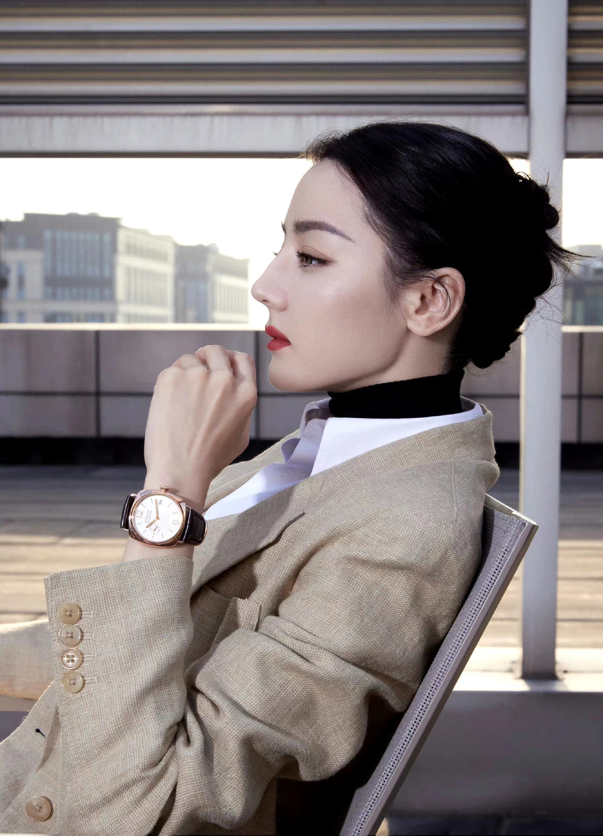 迪丽热巴女霸总造型上线，穿素色西装搭阔腿裤，酷飒又有型！