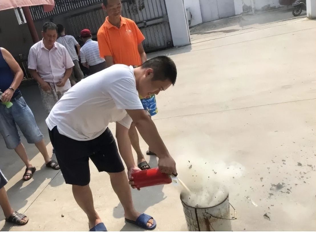 农民老木工做棺材视频,山西农民大哥做棺材