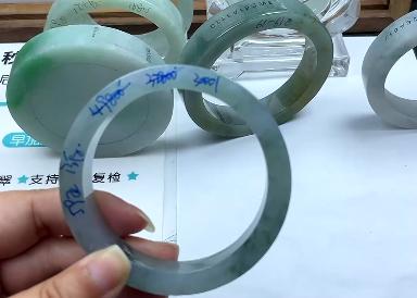 翡翠手镯表面有坑和划痕正常吗,直播间翡翠手镯被坑