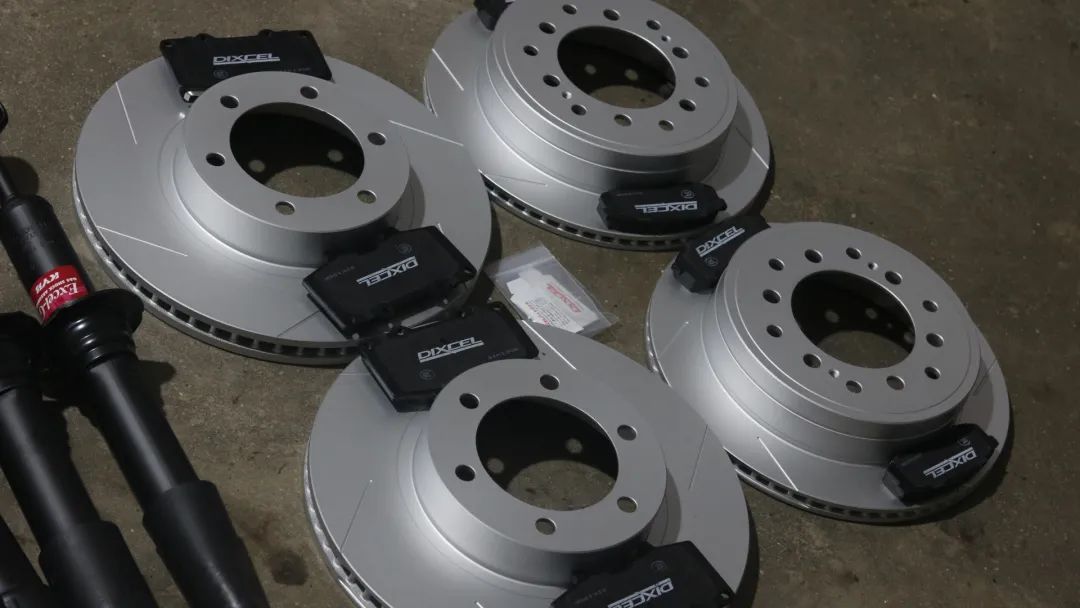 2003年的丰田老霸道，33万公里“车况残旧”，翻新复活变新车