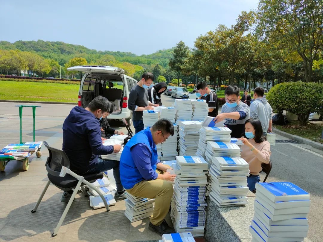 组饭局，请唱歌……书商为卖盗版教材将学生会副主席拉下水