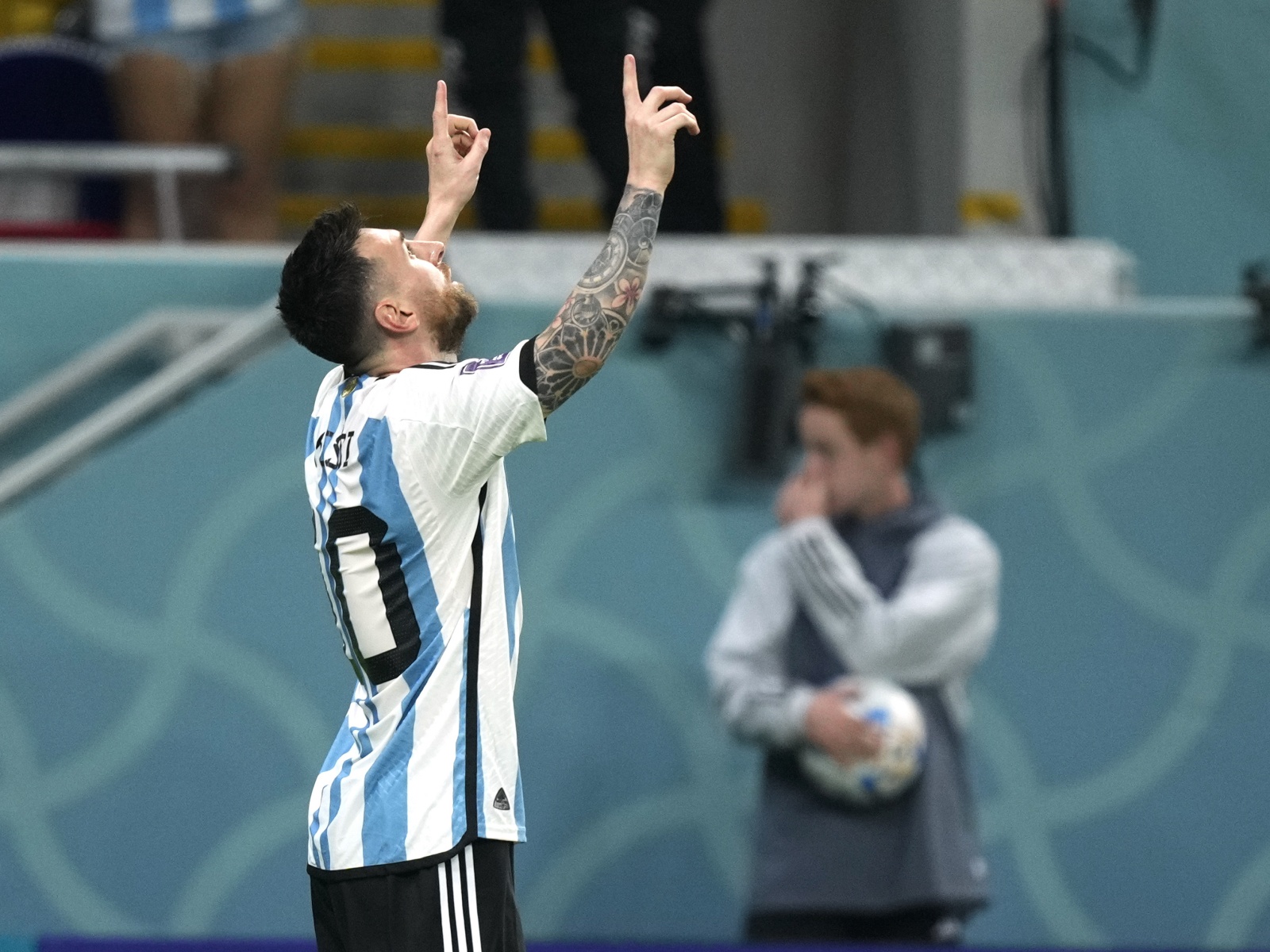 世界杯梅西进球队友庆祝,纳赛尔:世界杯后我们祝贺了梅西