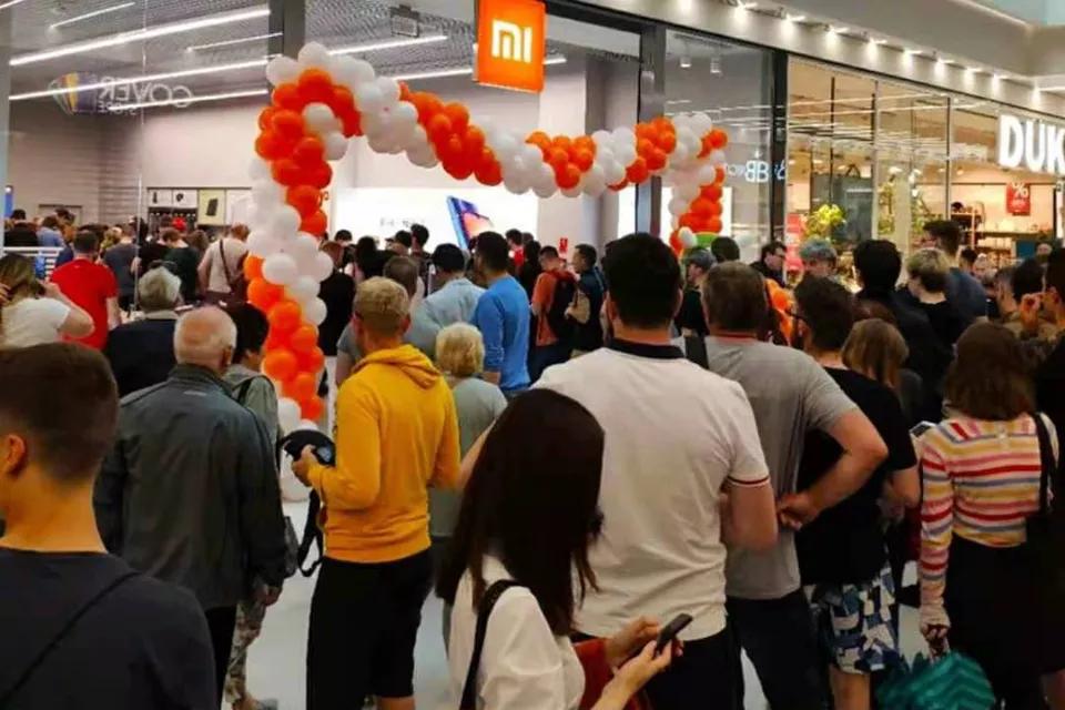 地球另一边的人们是倒着吗,地球另一侧的人不会掉下去吗