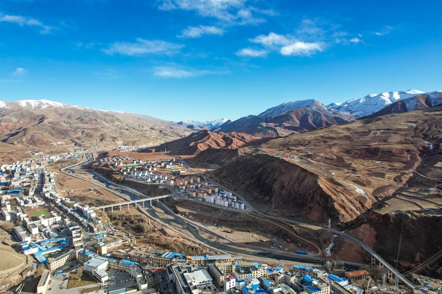 *藏西**东部小城，风光举世闻名，满街都是虫草店，一生一定要游一次