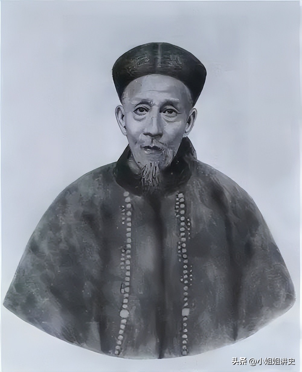 在饭桌前站24年的小妾，因儿及第有了座，出殡时儿躺棺盖：走正门