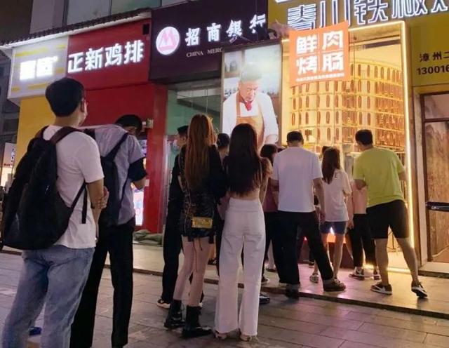 青岛创业失败大佬卖烤肠,青岛餐饮大佬杭州卖烤肠