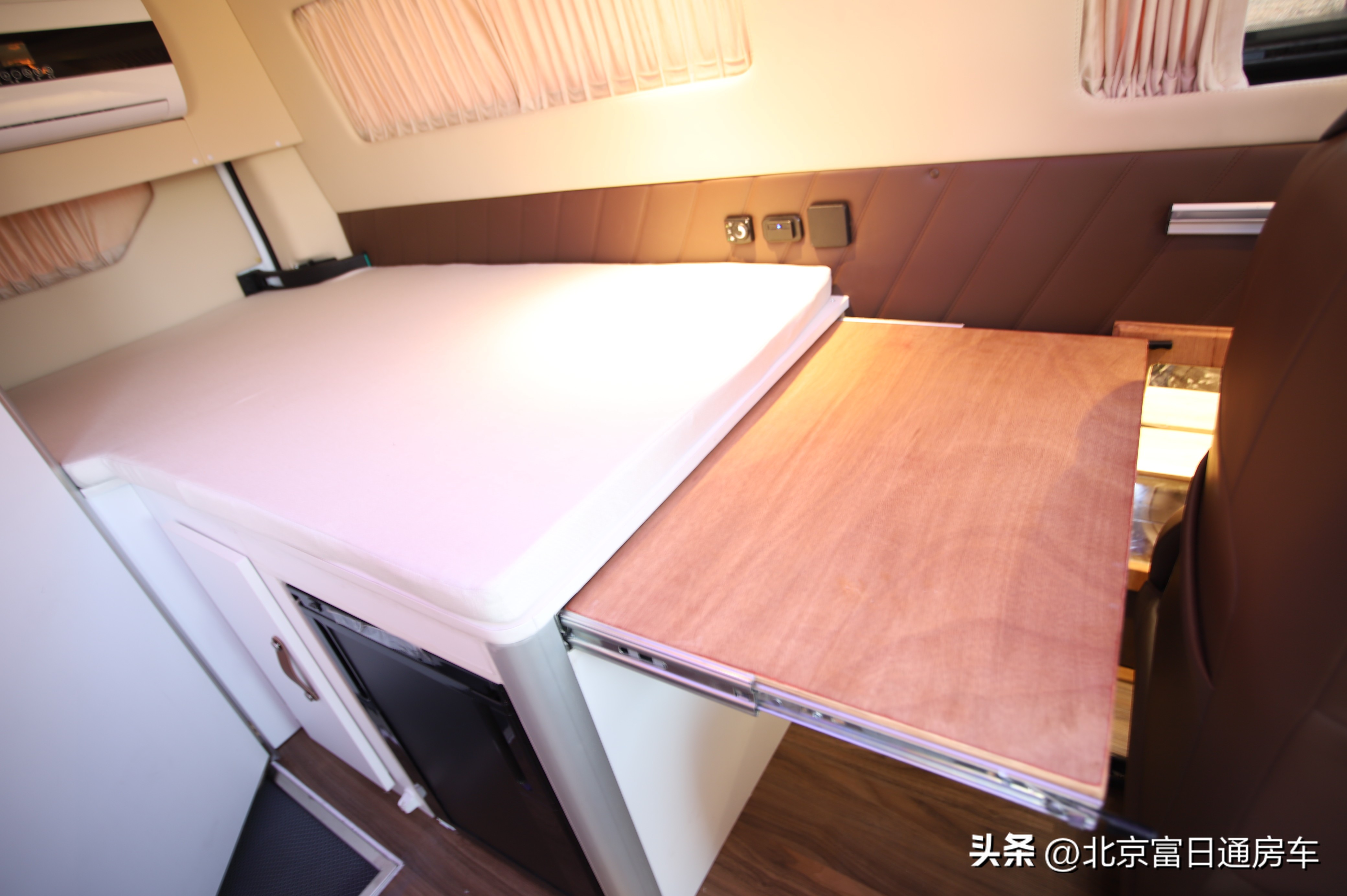 自带全封闭帐篷越野房车,模块化露营房车车长4米重500