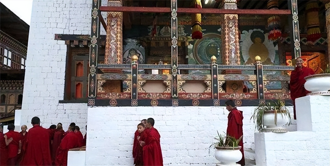 世界上唯一一个禁烟的国家，吸烟罚款，私带*草烟**入狱三年