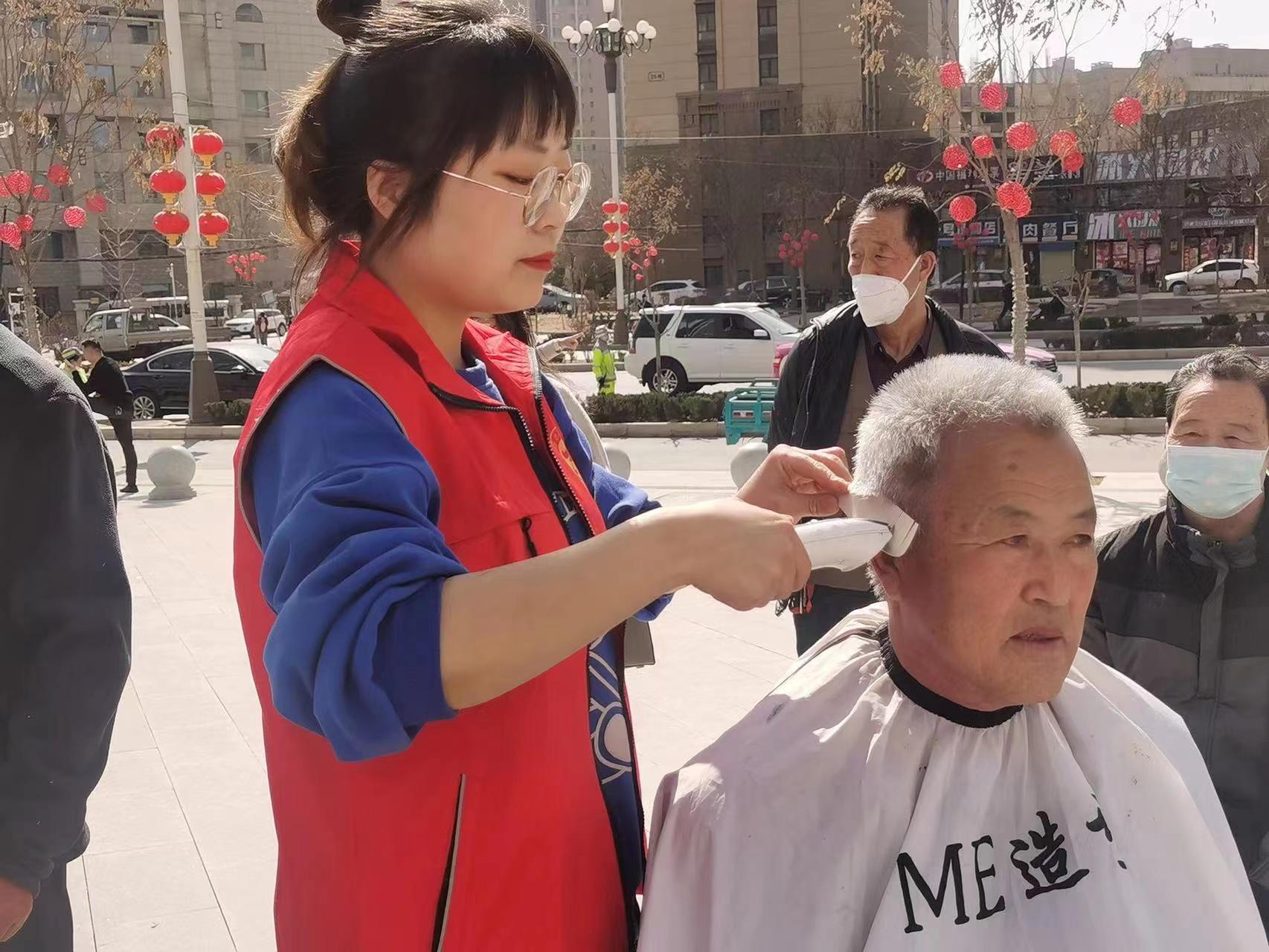 银滩路社区：“聚焦三度”打造“邻里家”小区*党**员阵地基层治理新平台