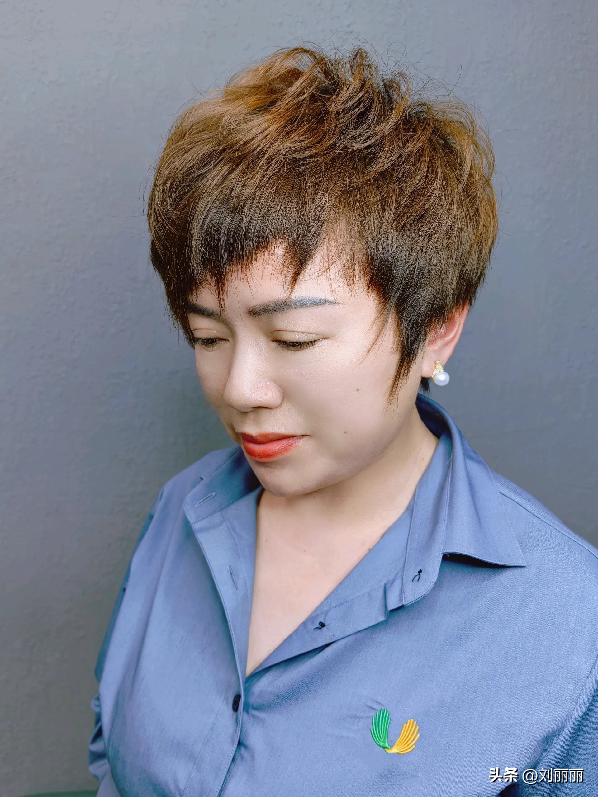 满头白发老年女性齐耳短发烫发,60岁妈妈白发短发最新发型